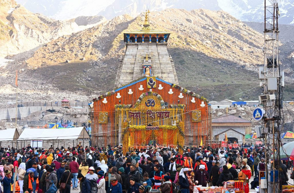 Char Dham Yatra 2024 : मंदिर परिसर में वीडियो और रील बनाने पर बैन, भारी भीड़ को देखते हुए लिये गये दो बड़े फैसले 1 16051 Pti05 16 2024 000005B