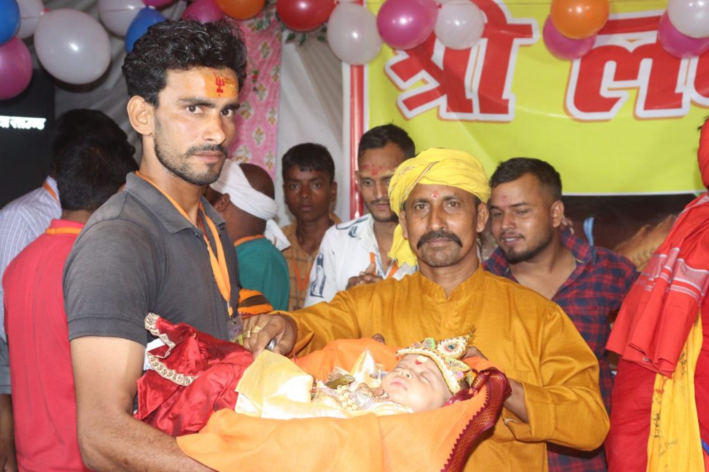 Photo: श्री लक्ष्मी नारायण महायज्ञ में देखने को मिली अनोखी झलक, श्रीराम कथा मंच पर एक साथ यज्ञाधीश, कथा वाचिका और मौलवी 5 18