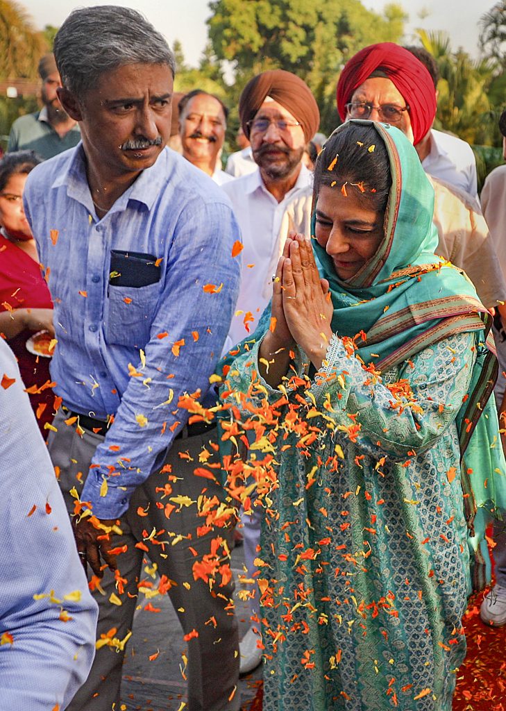 Lok Sabha Election 2024: महबूबा मुफ्ती धरने पर बैठीं, वोटिंग में धांधली का लगाया आरोप 1 19051 Pti05 19 2024 000292B