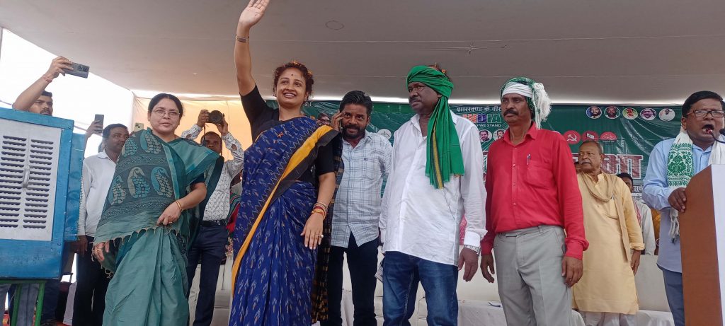 Jharkhand News: घाटशिला में गरजीं कल्पना सोरेन- यह चुनाव झारखंड को बचाने का, चूके तो 5 साल रोना पड़ेगा 3 23Gha 5 23052024 44
