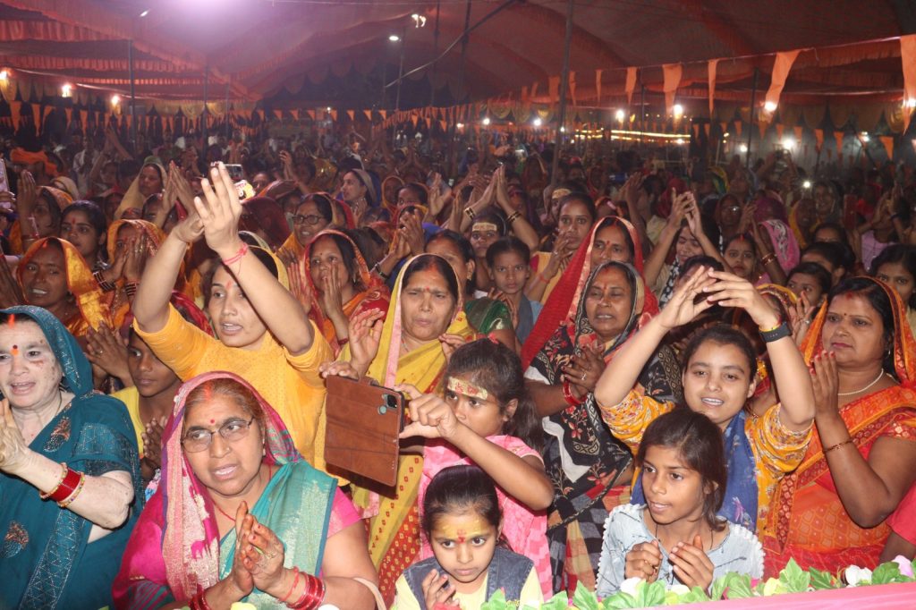Photo: श्री लक्ष्मी नारायण महायज्ञ में देखने को मिली अनोखी झलक, श्रीराम कथा मंच पर एक साथ यज्ञाधीश, कथा वाचिका और मौलवी 9 25