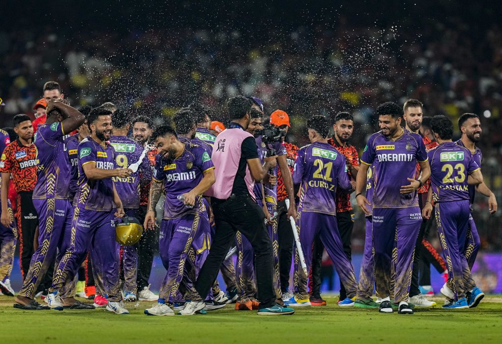 Ipl 2024: Kkr 10 साल बाद बना चैंपियन, तीसरी बार अपने नाम की ट्रॉफी, तस्वीरों में देखें जीत का जश्न 3 26051 Pti05 26 2024 000507B