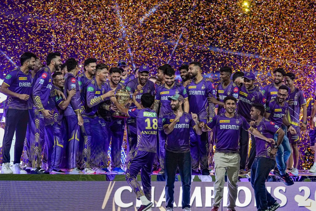 Ipl 2024: Kkr 10 साल बाद बना चैंपियन, तीसरी बार अपने नाम की ट्रॉफी, तस्वीरों में देखें जीत का जश्न 8 26051 Pti05 27 2024 000018B