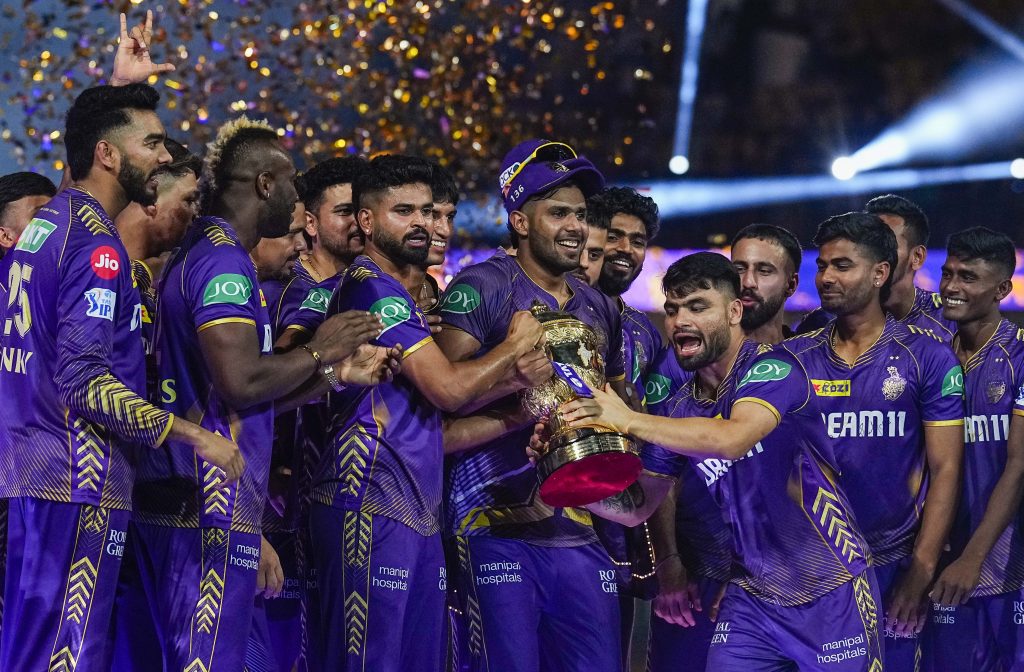 Ipl 2024: Kkr 10 साल बाद बना चैंपियन, तीसरी बार अपने नाम की ट्रॉफी, तस्वीरों में देखें जीत का जश्न 6 26051 Pti05 27 2024 000021B 1
