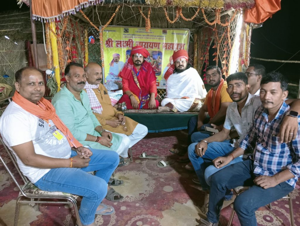 Photo: श्री लक्ष्मी नारायण महायज्ञ में देखने को मिली अनोखी झलक, श्रीराम कथा मंच पर एक साथ यज्ञाधीश, कथा वाचिका और मौलवी 11 28