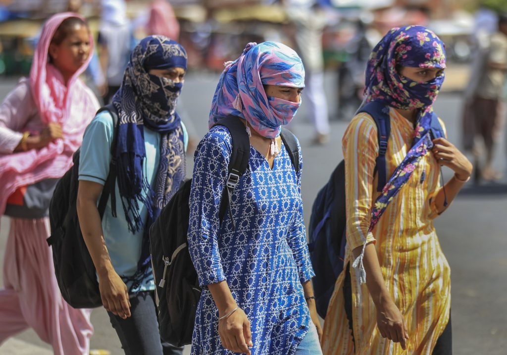 Heat Wave: भीषण गर्मी ले रही है लोगों की जान, यूपी में 100 से ज्यादा की मौत, जानें झारखंड-बिहार का हाल 4 30051 Pti05 30 2024 000157B 1