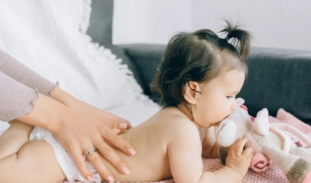 Child Care: गर्मी में शिशुओं की त्वचा की खास देखभाल जरूरी, जानें रैशेज से बचाव के उपाय 1 Child Massage
