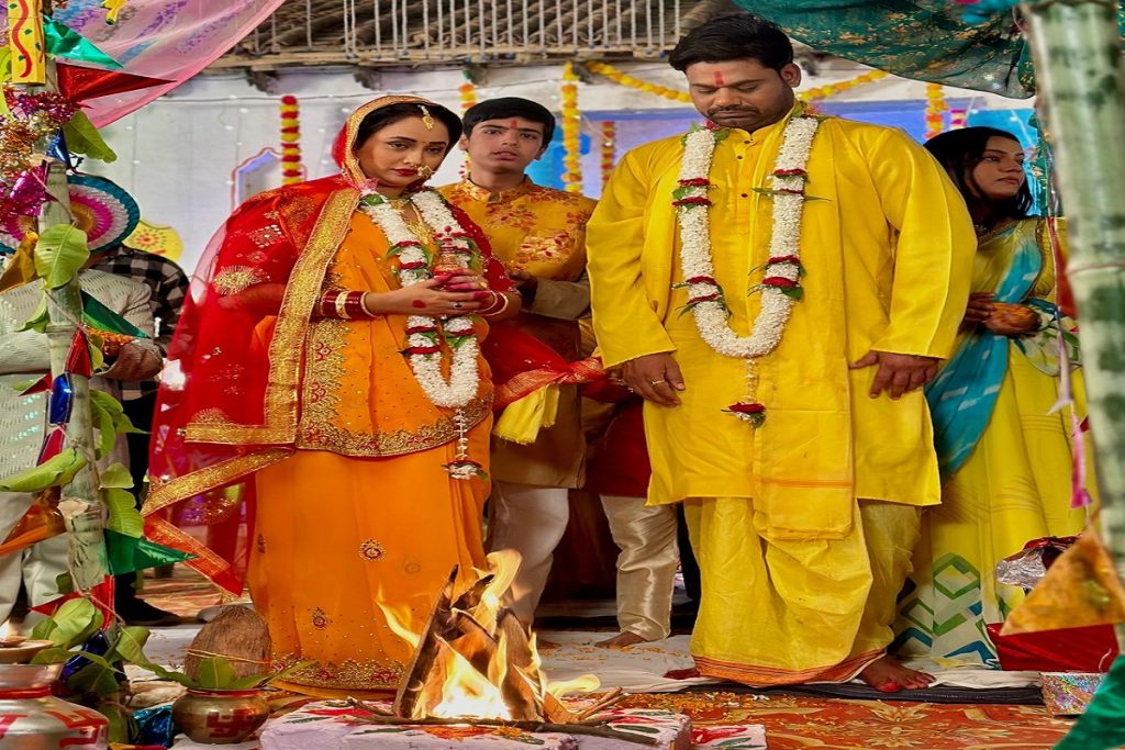 Bhojpuri Film: फिल्म ‘दीदी नंबर 1’ की शूटिंग शुरू, सात फेरे लेते दिखे भोजपुरी क्वीन रानी चटर्जी और देव सिंह 1 Didi No1 2
