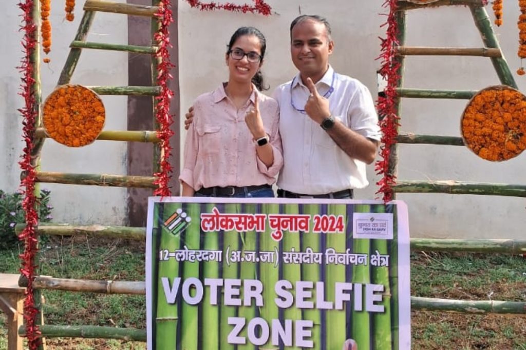 Lok Sabha Election 2024 : झारखंड की चार लोकसभा सीटों पर चुनाव में दिखा लोगों का उत्साह, नक्सल इलाकों में बंपर वोटिंग, देखें तस्वीरें 6 Election 1 2