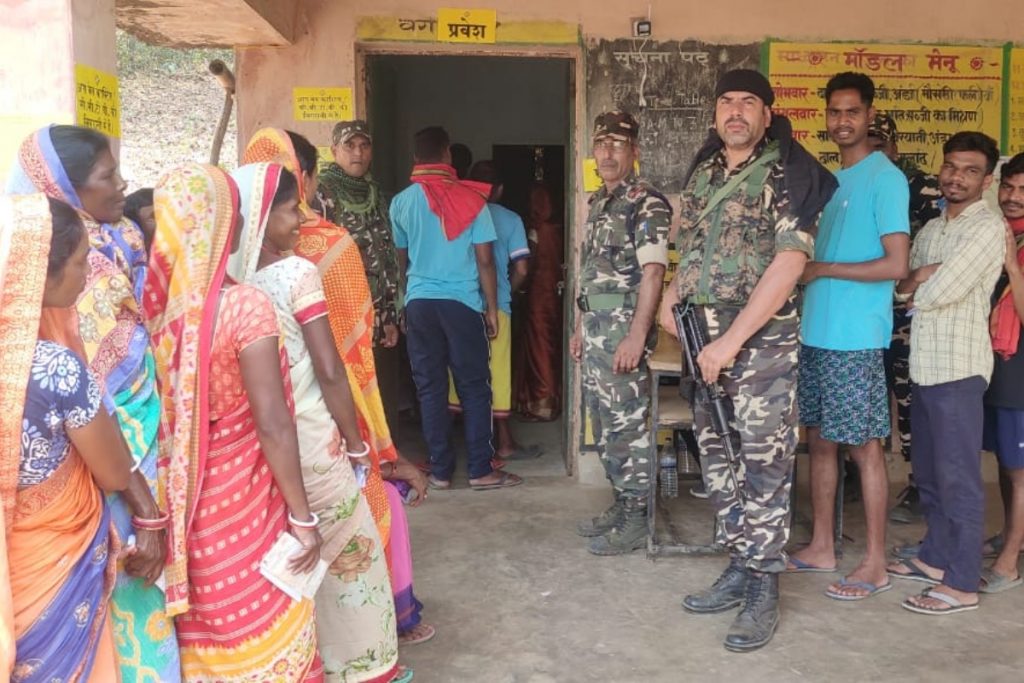Lok Sabha Election 2024 : झारखंड की चार लोकसभा सीटों पर चुनाव में दिखा लोगों का उत्साह, नक्सल इलाकों में बंपर वोटिंग, देखें तस्वीरें 8 Election 10