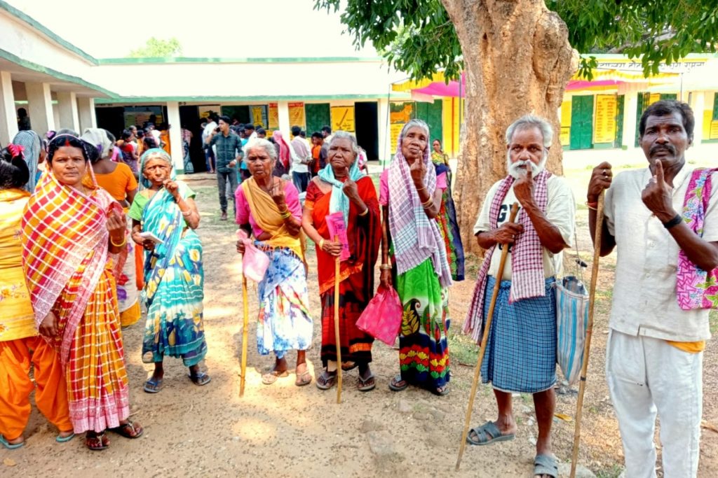 Lok Sabha Election 2024 : झारखंड की चार लोकसभा सीटों पर चुनाव में दिखा लोगों का उत्साह, नक्सल इलाकों में बंपर वोटिंग, देखें तस्वीरें 5 Election 4