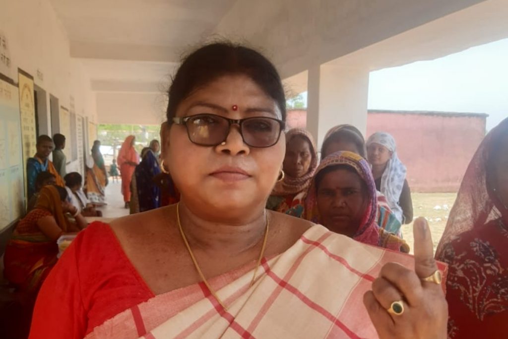 Lok Sabha Election 2024 : झारखंड की चार लोकसभा सीटों पर चुनाव में दिखा लोगों का उत्साह, नक्सल इलाकों में बंपर वोटिंग, देखें तस्वीरें 2 Election 6