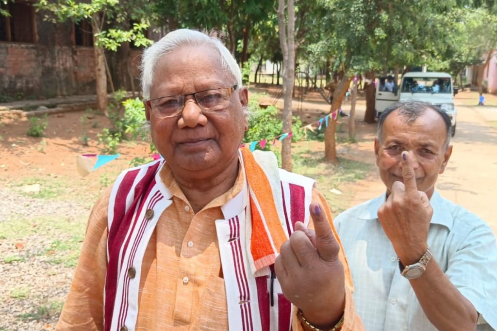 Lok Sabha Election 2024 : झारखंड की चार लोकसभा सीटों पर चुनाव में दिखा लोगों का उत्साह, नक्सल इलाकों में बंपर वोटिंग, देखें तस्वीरें 1 Election 8