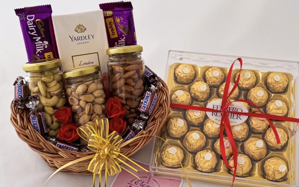 Mother'S Day Gifts Under 2000: अपनी मां को इस मदर्स डे दें ये खास उपहार 2 Food Hamper