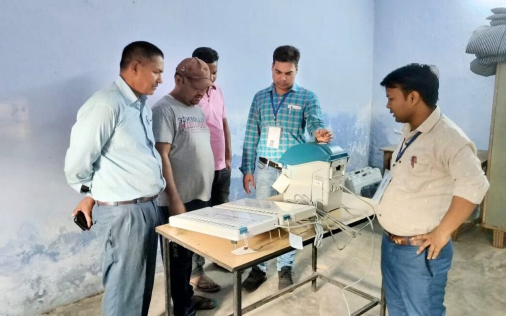 Lok Sabha Election 2024 Phase Six Voting Photos: रांची, धनबाद में लोकतंत्र के महापर्व का उत्साह चरम पर, सुबह से ही लाइन में लगे लोग 1 Lok Sabha Election 2024 Phase Six Voting Photo Story