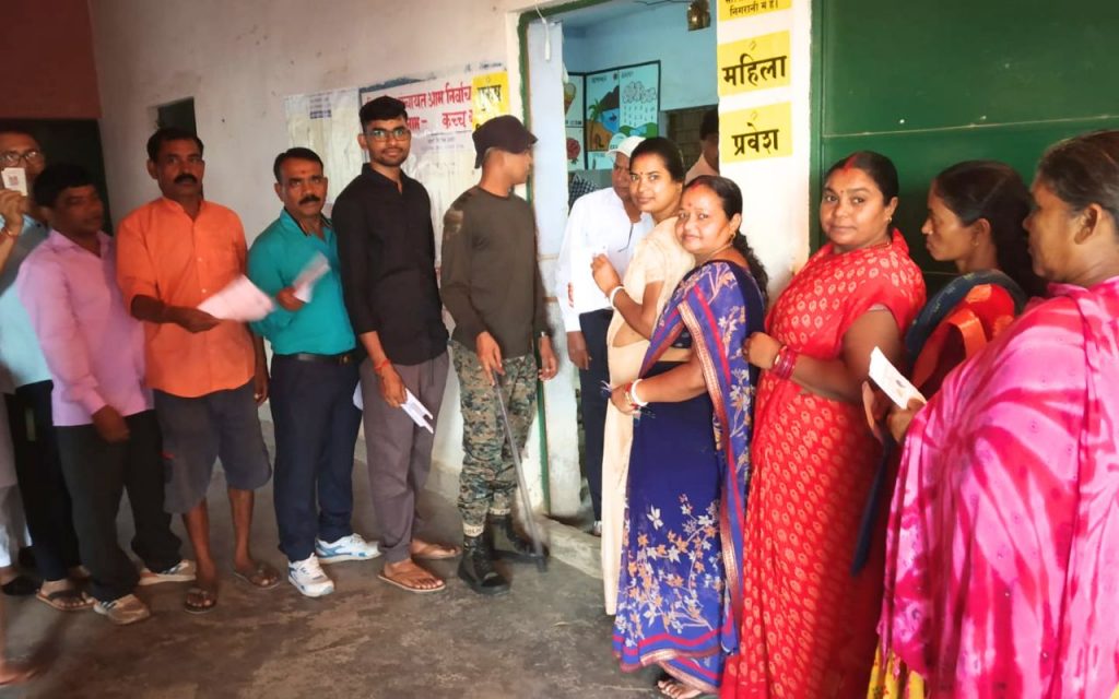 Lok Sabha Election 2024 Phase Six Voting Photos: रांची, धनबाद में लोकतंत्र के महापर्व का उत्साह चरम पर, सुबह से ही लाइन में लगे लोग 2 Lok Sabha Election 2024 Phase Six Voting Photo Story 2