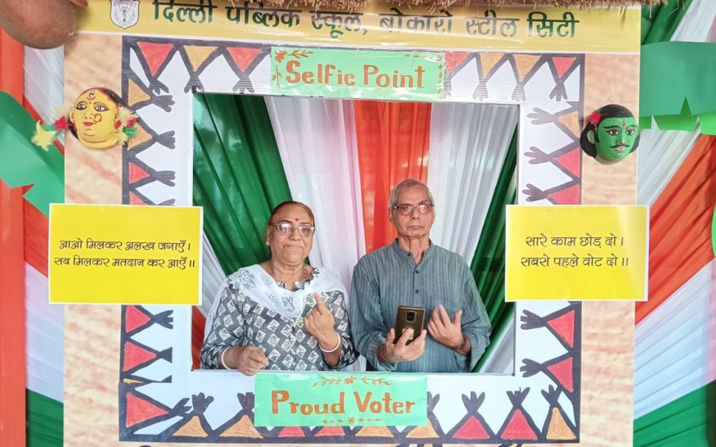Lok Sabha Election 2024 Phase Six Voting Photos: रांची, धनबाद में लोकतंत्र के महापर्व का उत्साह चरम पर, सुबह से ही लाइन में लगे लोग 5 Lok Sabha Election 2024 Phase Six Voting Photo Story 3