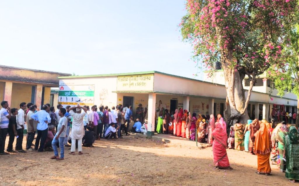Lok Sabha Election 2024 Phase Six Voting Photos: रांची, धनबाद में लोकतंत्र के महापर्व का उत्साह चरम पर, सुबह से ही लाइन में लगे लोग 7 Lok Sabha Election 2024 Phase Six Voting Photo Story 4