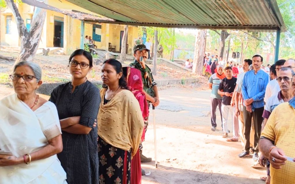 Lok Sabha Election 2024 Phase Six Voting Photos: रांची, धनबाद में लोकतंत्र के महापर्व का उत्साह चरम पर, सुबह से ही लाइन में लगे लोग 4 Lok Sabha Election 2024 Phase Six Voting Photo Story 5