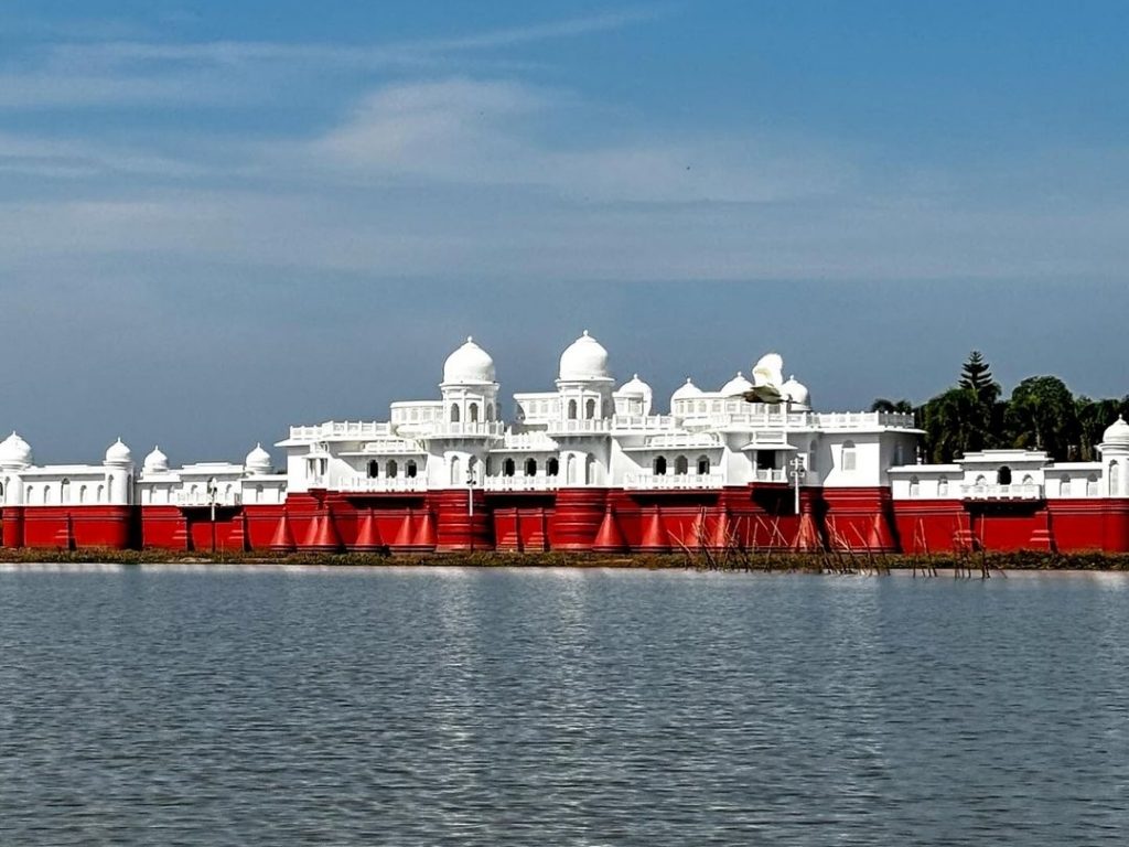 Travel Tripura: मंदिरों और महलों का शहर है अगरतला, इतिहास व प्रकृति प्रेमी जरूर जाएं एकबार यहां घूमने 2 Neer Mahal