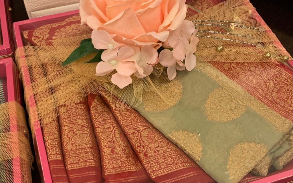 Mother'S Day Gifts Under 2000: अपनी मां को इस मदर्स डे दें ये खास उपहार 5 Saree 1