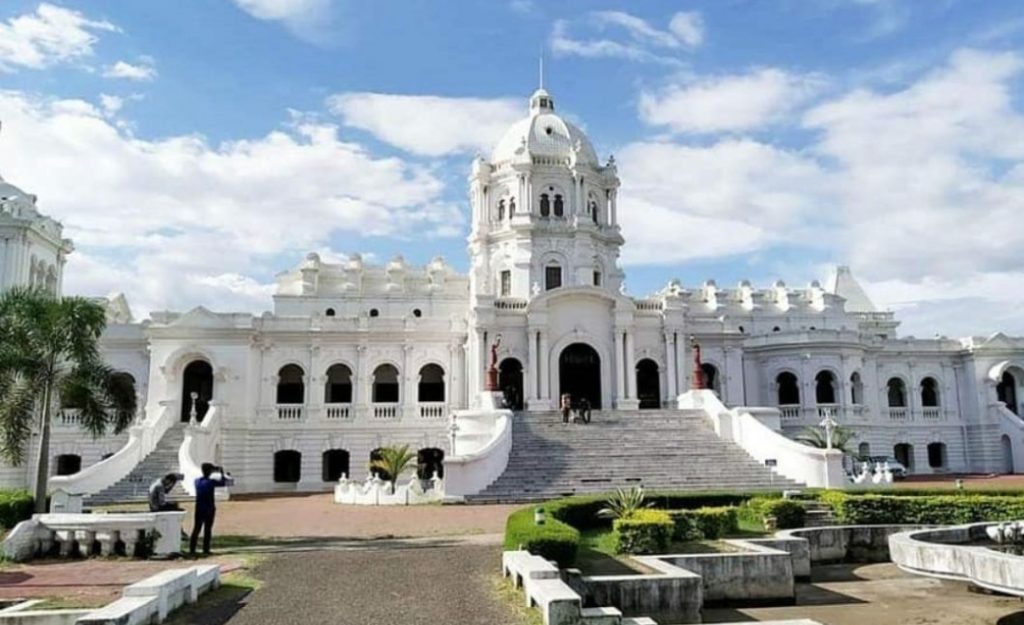 Travel Tripura: मंदिरों और महलों का शहर है अगरतला, इतिहास व प्रकृति प्रेमी जरूर जाएं एकबार यहां घूमने 1 Ujayanta Mahal