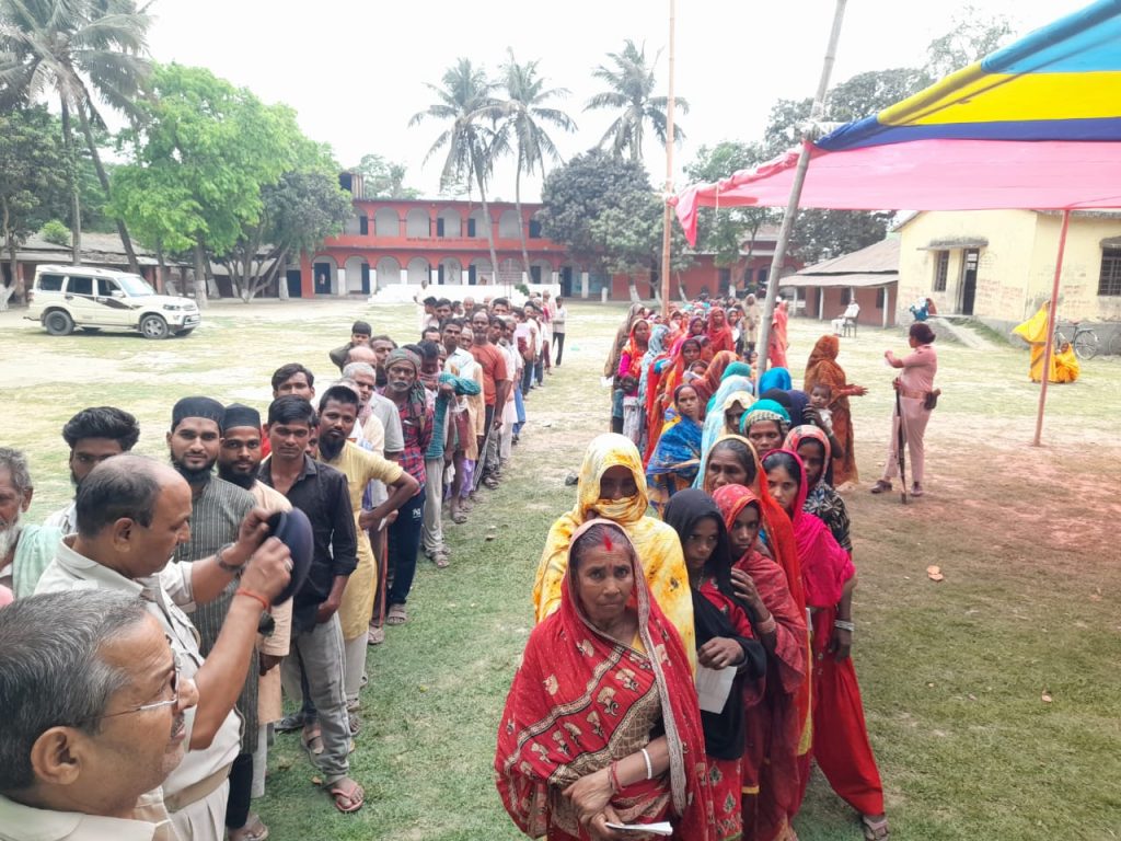 Photos: बिहार में वोटरों पर मौसम हुआ मेहरबान, सुबह से बूथों पर लगी लंबी कतारें, देखिए तस्वीरें.. 11 Whatsapp Image 2024 05 07 At 8.26.15 Am