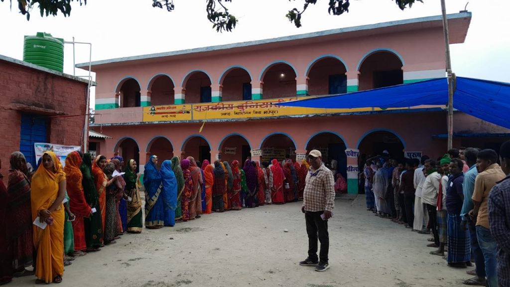 Photos: बिहार में वोटरों पर मौसम हुआ मेहरबान, सुबह से बूथों पर लगी लंबी कतारें, देखिए तस्वीरें.. 12 Whatsapp Image 2024 05 07 At 8.27.27 Am