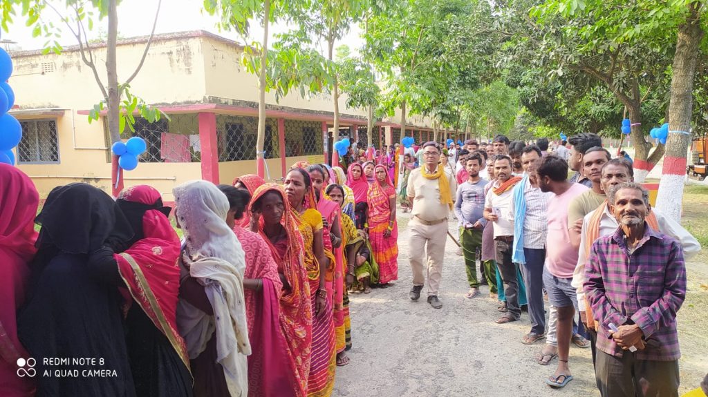 Photos: बिहार में वोटरों पर मौसम हुआ मेहरबान, सुबह से बूथों पर लगी लंबी कतारें, देखिए तस्वीरें.. 14 Whatsapp Image 2024 05 07 At 8.34.57 Am
