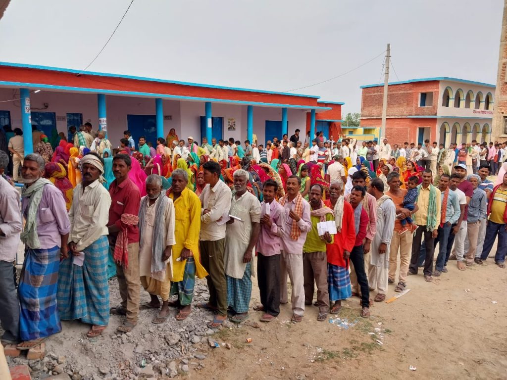 Photos: बिहार में वोटरों पर मौसम हुआ मेहरबान, सुबह से बूथों पर लगी लंबी कतारें, देखिए तस्वीरें.. 7 Whatsapp Image 2024 05 07 At 8.46.28 Am 1