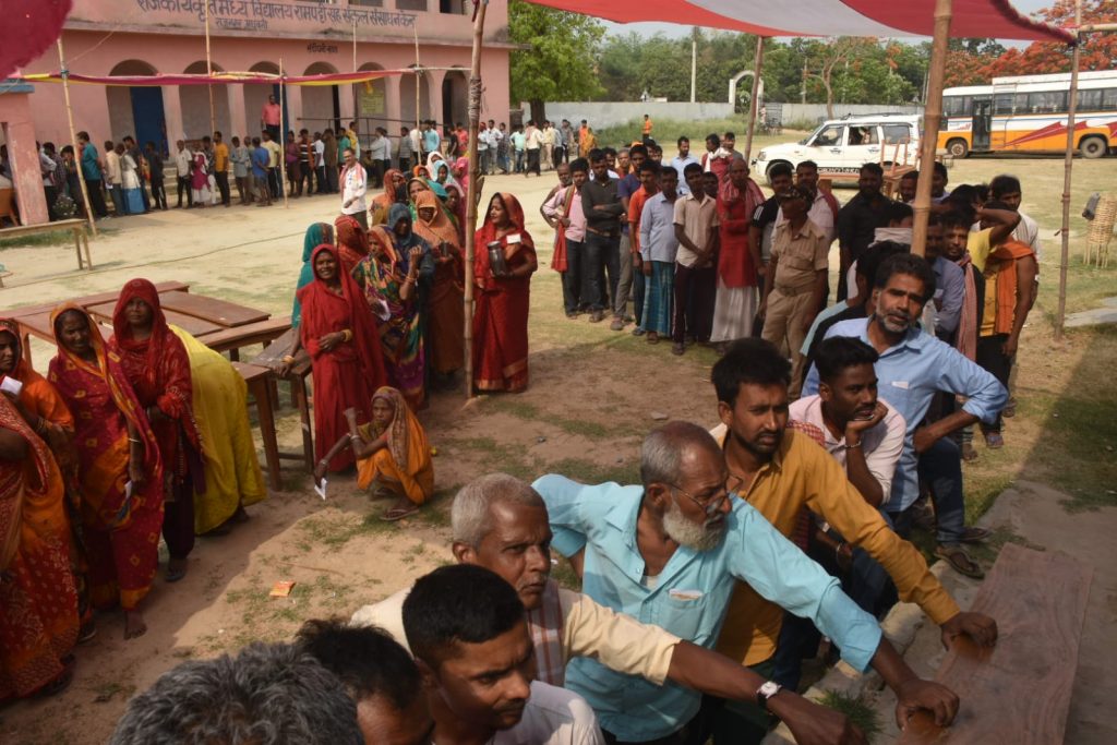 Photos: बिहार में वोटरों पर मौसम हुआ मेहरबान, सुबह से बूथों पर लगी लंबी कतारें, देखिए तस्वीरें.. 8 Whatsapp Image 2024 05 07 At 8.48.20 Am