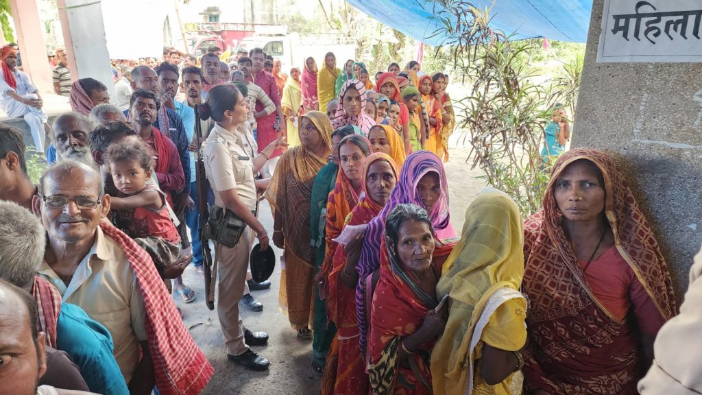 Photos: बिहार में वोटरों पर मौसम हुआ मेहरबान, सुबह से बूथों पर लगी लंबी कतारें, देखिए तस्वीरें.. 9 Whatsapp Image 2024 05 07 At 8.51.33 Am