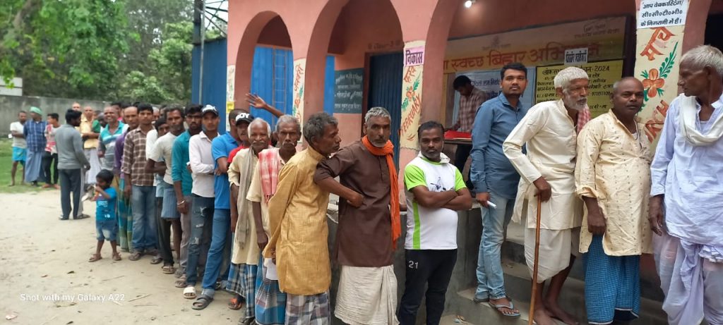 Photos: बिहार में वोटरों पर मौसम हुआ मेहरबान, सुबह से बूथों पर लगी लंबी कतारें, देखिए तस्वीरें.. 6 Whatsapp Image 2024 05 07 At 8.56.35 Am