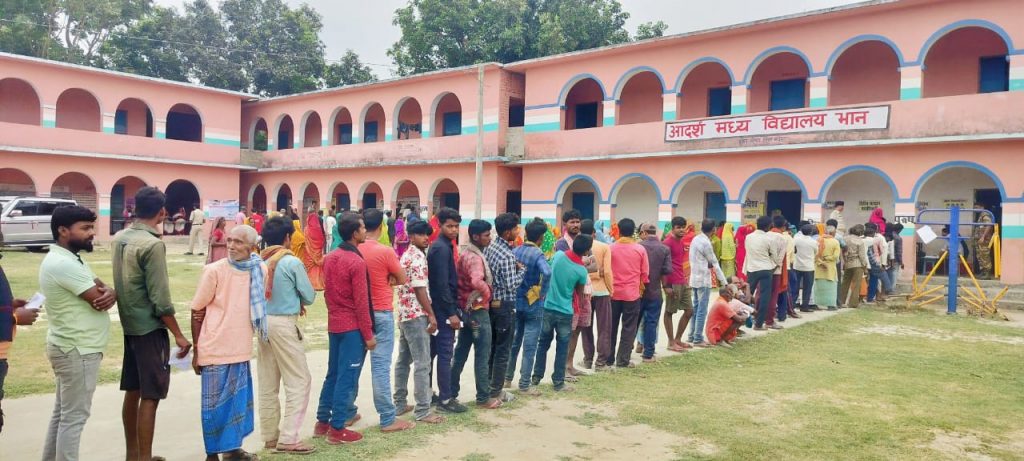 Photos: बिहार में वोटरों पर मौसम हुआ मेहरबान, सुबह से बूथों पर लगी लंबी कतारें, देखिए तस्वीरें.. 4 Whatsapp Image 2024 05 07 At 9.02.16 Am