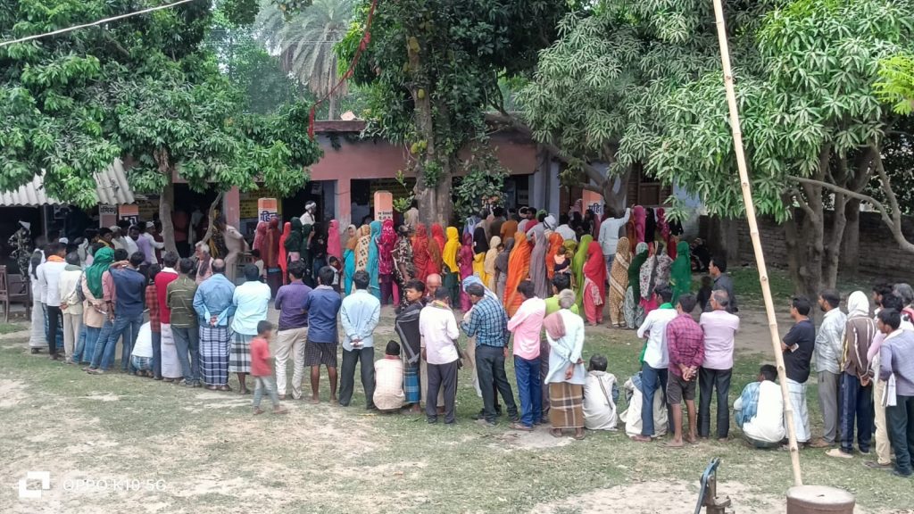 Photos: बिहार में वोटरों पर मौसम हुआ मेहरबान, सुबह से बूथों पर लगी लंबी कतारें, देखिए तस्वीरें.. 1 Whatsapp Image 2024 05 07 At 9.07.26 Am 1