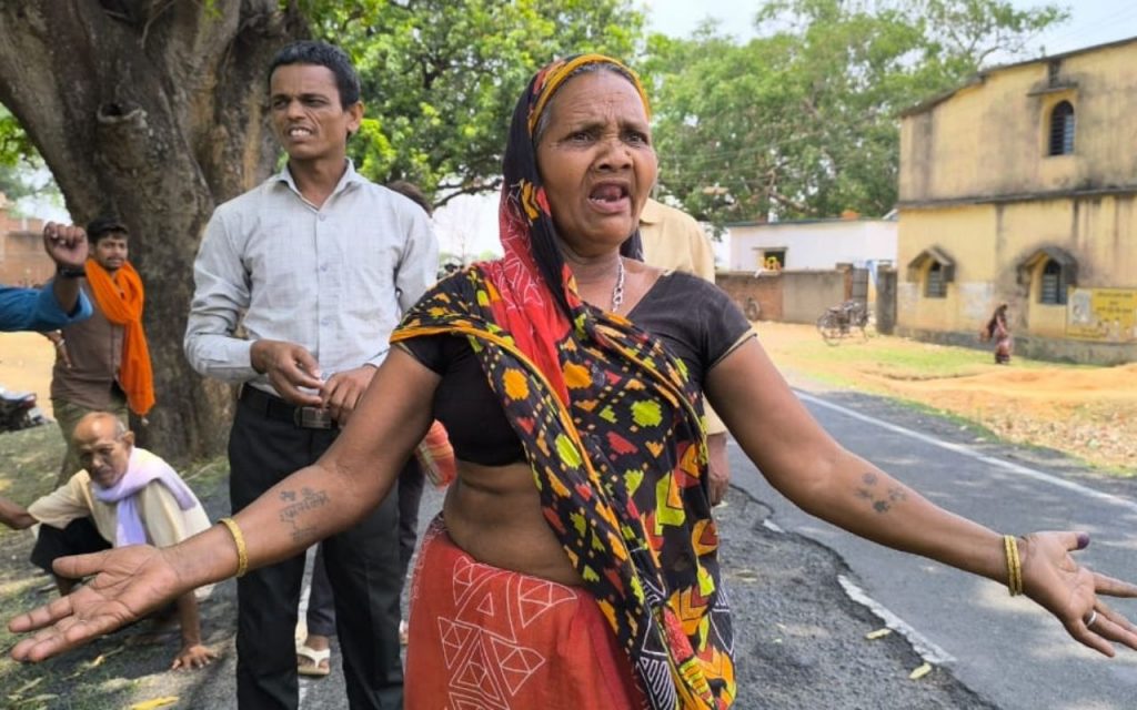 कोडरमा लोकसभा चुनाव : बगोदर में वोटर लिस्ट में नाम नहीं मिलने पर मतदाताओं ने किया हंगामा 1 Bagodar Booth Hungama Koderma Lok Sabha Chunav Jharkhand 1 1
