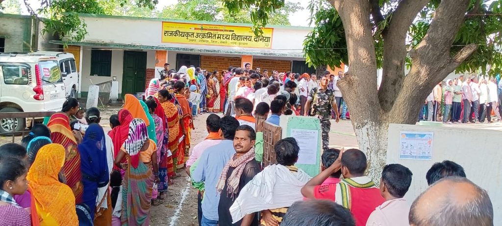 घोर नक्सल प्रभावित इलाके में वोट देने के लिए उमड़ी मतदाताओं की भीड़, देखें Photos 6 Dania Naxal Belt Voting 1