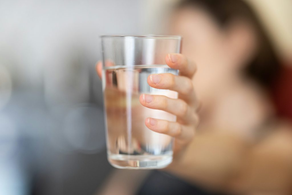 धूप में निकल रही हैं तो ये एडवाइस मान लीजिए-त्वचा की चमकार नहीं होगी बेकार 4 Drinking Water