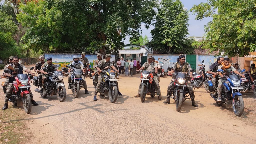 घोर नक्सल प्रभावित इलाके में वोट देने के लिए उमड़ी मतदाताओं की भीड़, देखें Photos 1 Flag March By Police In Tundi