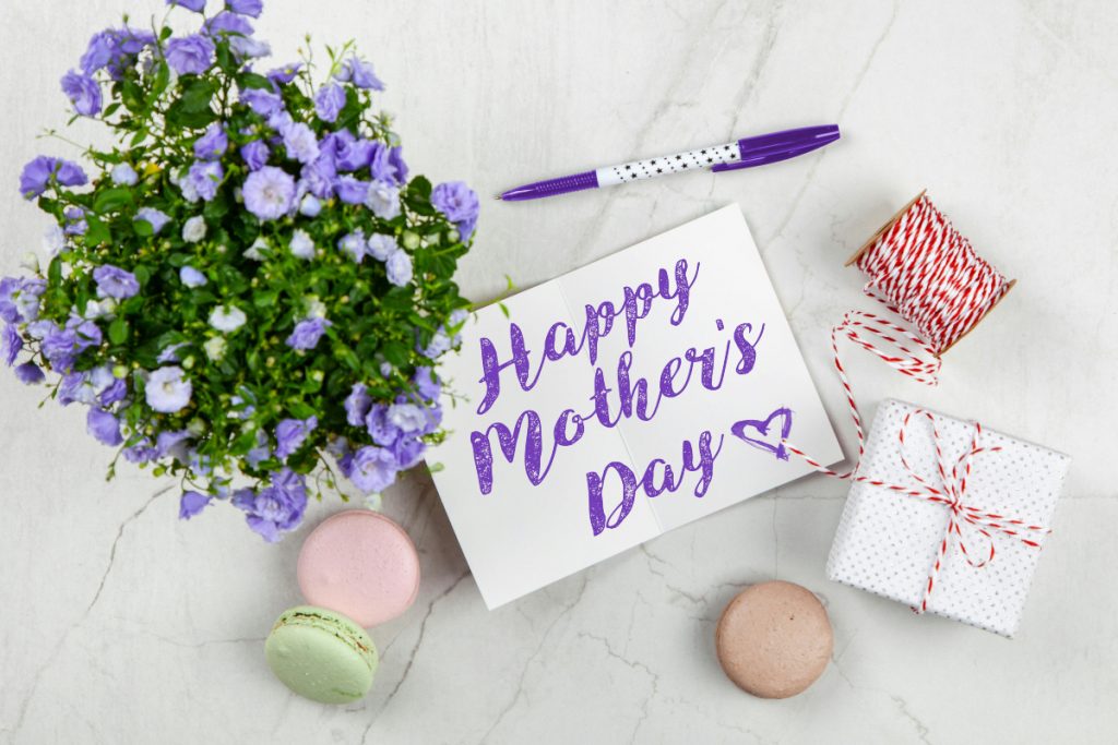 Mother'S Day 2024: इस मदर्स डे को अपनी मां के लिए बनाएं एक्स्ट्रा स्पेशल, गिफ्ट में दें ये चीजें 2 Gift Cards