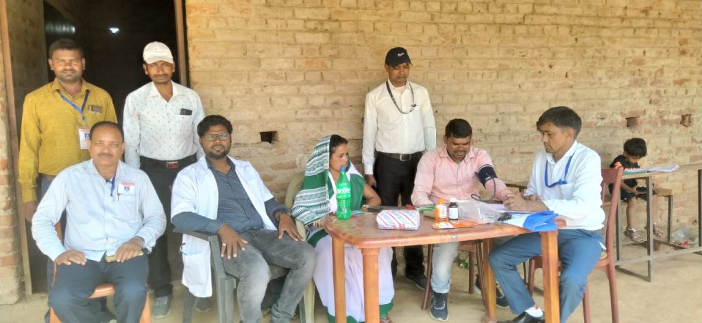घोर नक्सल प्रभावित इलाके में वोट देने के लिए उमड़ी मतदाताओं की भीड़, देखें Photos 5 Health Camp At Booth