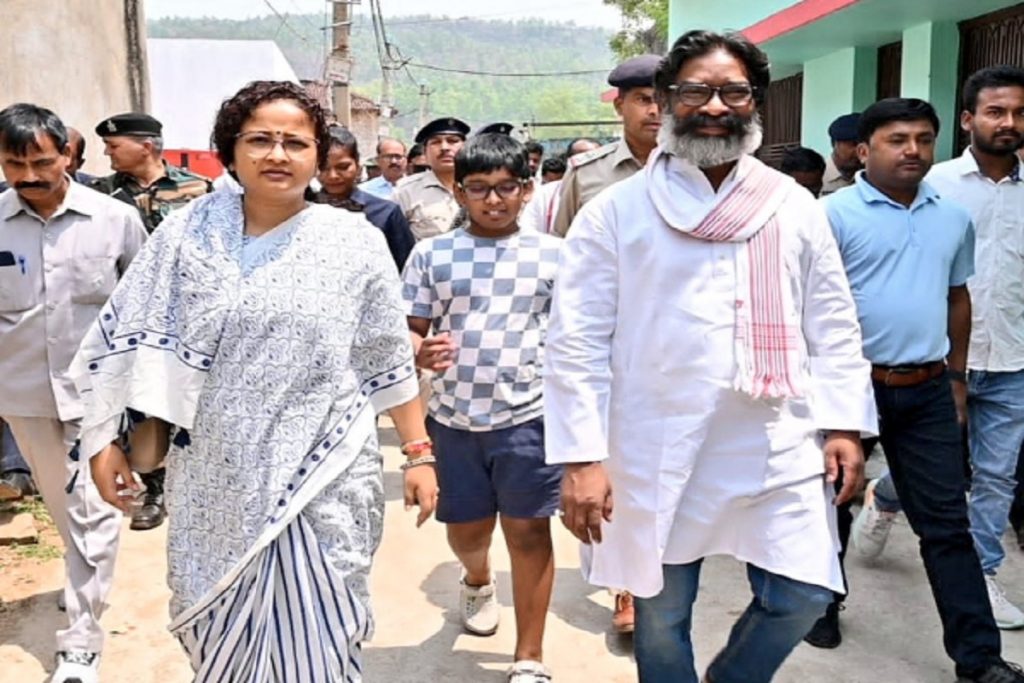 चाचा के श्राद्धकर्म शामिल होने पहुंचे हेमंत सोरेन का दिखा अलग लुक, देखें तस्वीरें 4 Hemant Soren 736