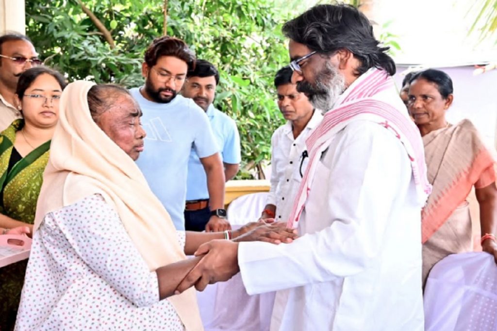 चाचा के श्राद्धकर्म शामिल होने पहुंचे हेमंत सोरेन का दिखा अलग लुक, देखें तस्वीरें 2 Hemant Soren 746