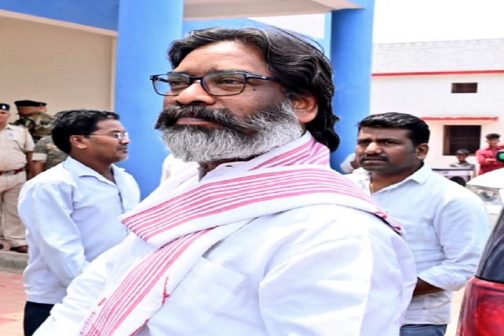 चाचा के श्राद्धकर्म शामिल होने पहुंचे हेमंत सोरेन का दिखा अलग लुक, देखें तस्वीरें 1 Hemant Soren 848 1