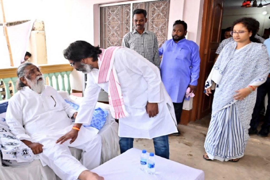 चाचा के श्राद्धकर्म शामिल होने पहुंचे हेमंत सोरेन का दिखा अलग लुक, देखें तस्वीरें 3 Hemant Soren 8484