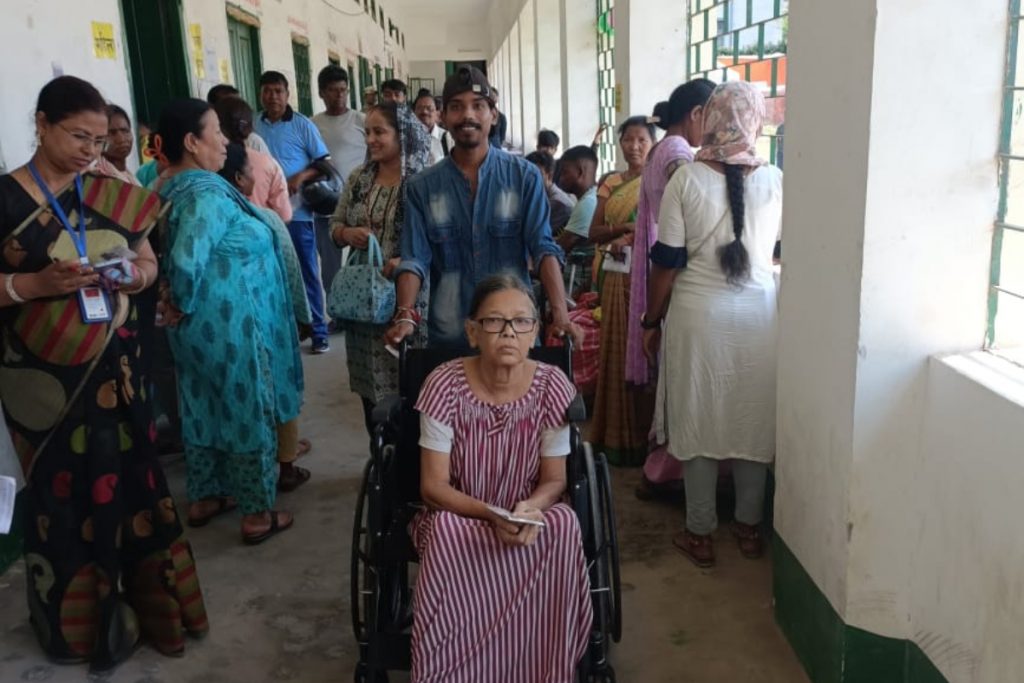चुनावी मूड में दिखी रांची, हाथों में स्याही लगते ही खिल उठे वोटर्स के चेहरे 7 Voting In Ranchi