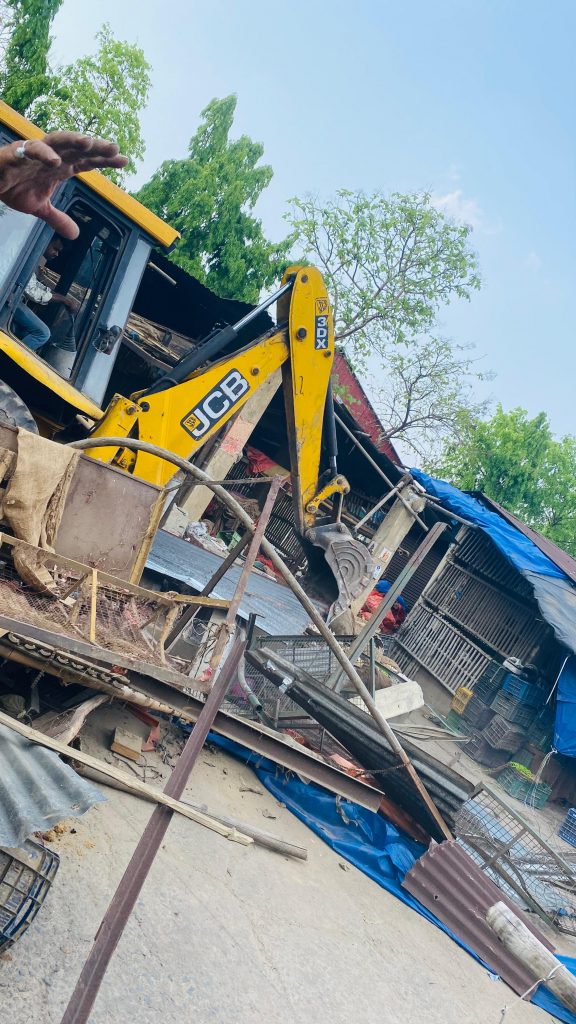 Jamshedpur Encroachment : सिदगोड़ा में तीन लोगों की दुकान को हटाने का था आदेश, चौथी दुकान भी हटा दी गयी, अब उठ रहे एसडीओ के आदेश और कार्रवाई पर सवाल 1 Jamshedpur