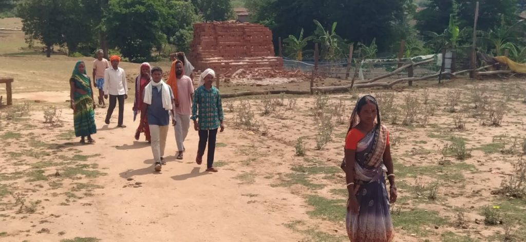 घोर नक्सल प्रभावित इलाके में वोट देने के लिए उमड़ी मतदाताओं की भीड़, देखें Photos 4 Jhumra