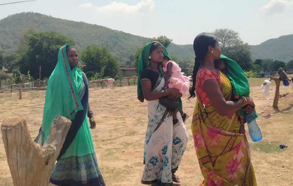 घोर नक्सल प्रभावित इलाके में वोट देने के लिए उमड़ी मतदाताओं की भीड़, देखें Photos 2 Jhumra Pahad