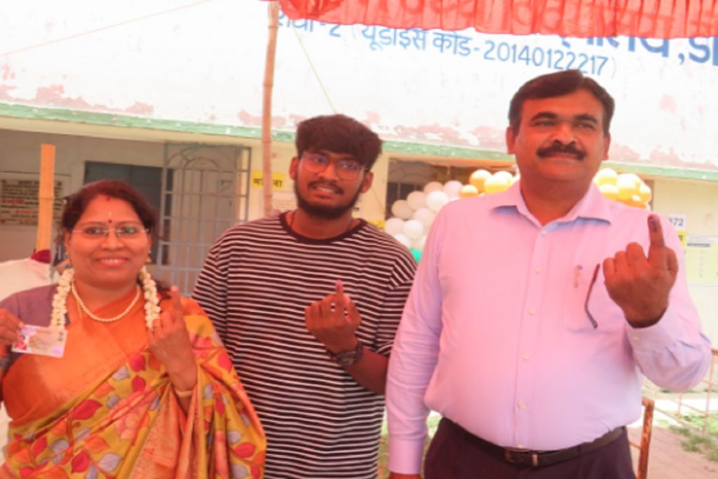 लोकसभा चुनाव के छठे चरण में झारखंड के इन जाने-माने लोगों ने किया मतदान, देखें तस्वीरें 2 K R Avi Kumar